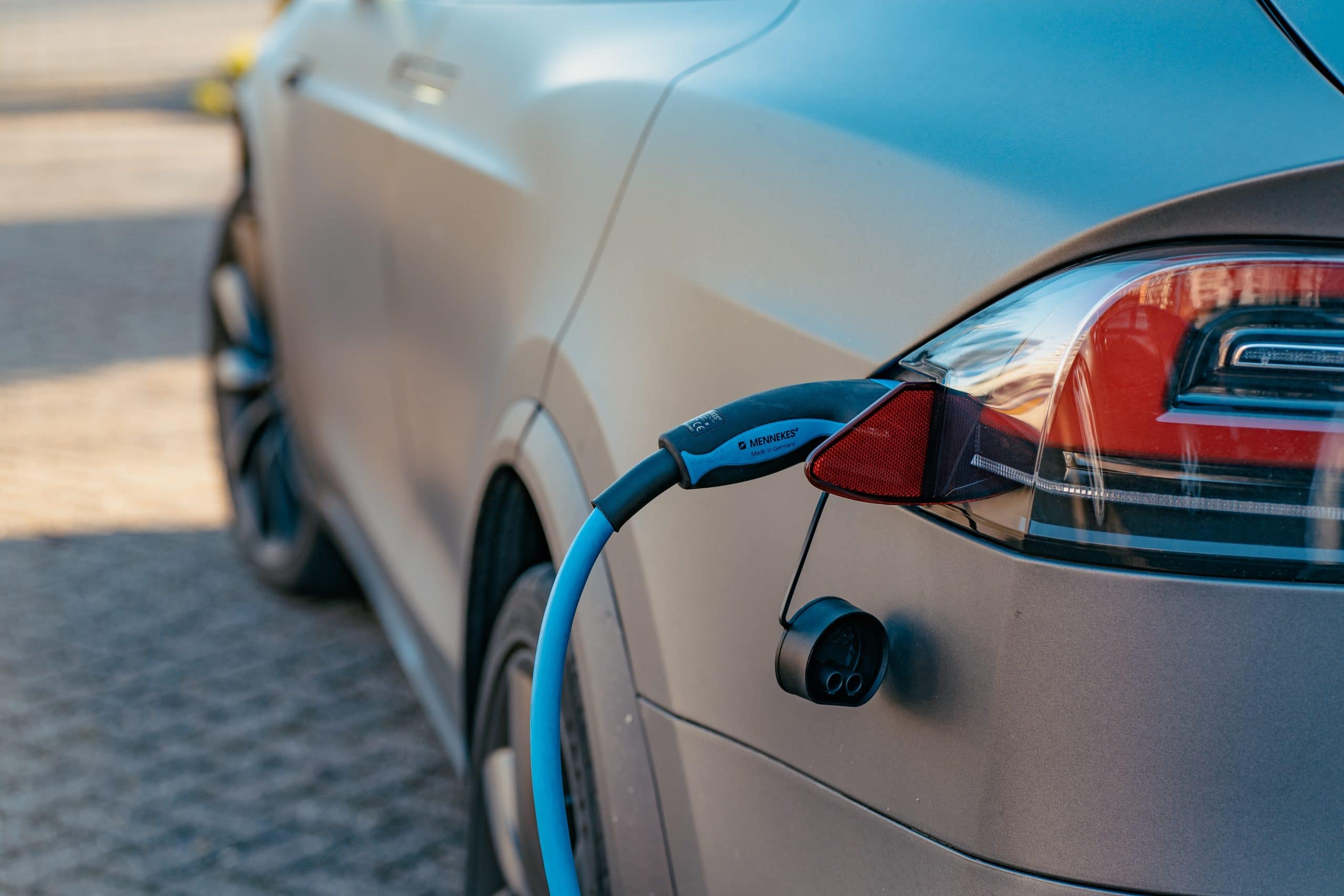 Comment bien entretenir sa borne de recharge pour voiture électrique ? Voiture électrique qui se charge grâce à une prise