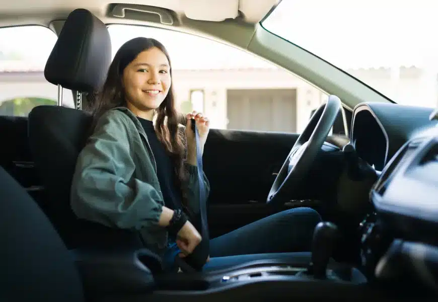 Jeune conductrice au volant de sa voiture
