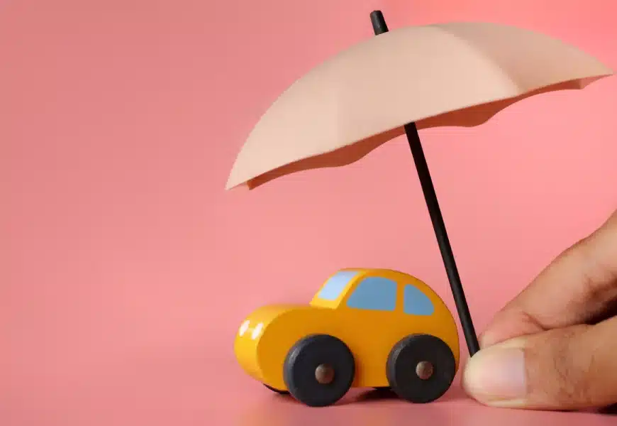 Petit parapluie couvrant une voiture symbole de l'assurance auto