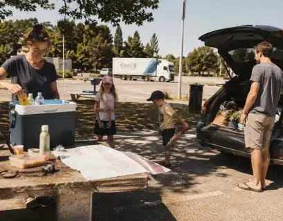 Famille faisant une pause sur une aire d'autoroute pendant le voyage en vacances